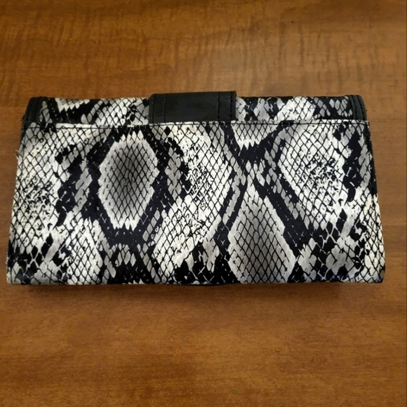 Women's Snakes Skin Wallet - Picture 2 of 6